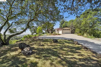 11448 Lochard St, Oakland, CA 94605 - Photo 43