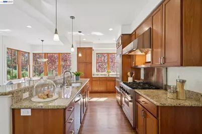 942 Aquarius Way, Oakland, CA 94611 - Photo 15