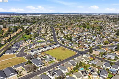 445 Walnut Ave, Manteca, CA 95336 - Photo 3