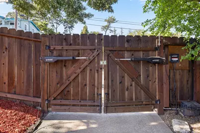 7900 Greenly Dr, Oakland, CA 94605 - Photo 43