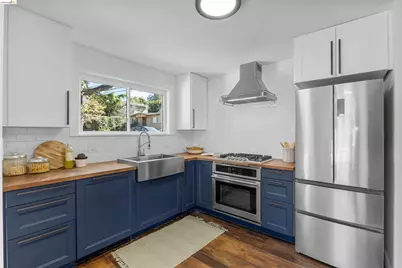 7900 Greenly Dr, Oakland, CA 94605 - Photo 13