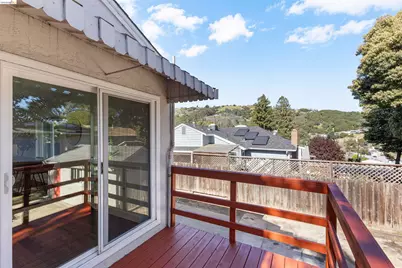 7900 Greenly Dr, Oakland, CA 94605 - Photo 25