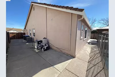 300 Perkins Ct, Suisun City, CA 94585 - Photo 35