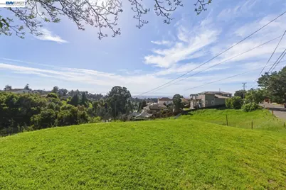 27188 Hayward Blvd, Hayward, CA 94542 - Photo 3