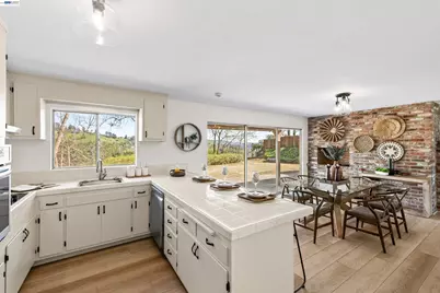 121 Ardith Dr, Orinda, CA 94563 - Photo 17