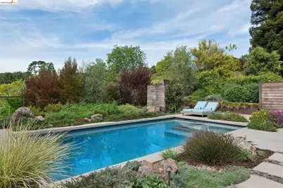 7919 Phaeton Dr, Oakland, CA 94605 - Photo 37