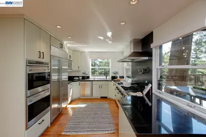 6540 Saroni Dr, Oakland, CA 94611 - Photo 17