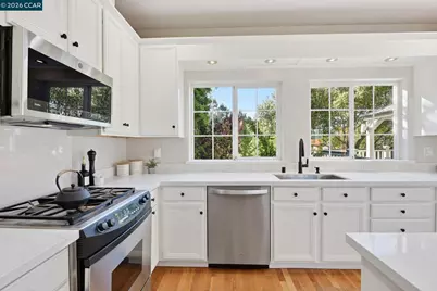 1 Bay Forest Pl, Oakland, CA 94611 - Photo 15