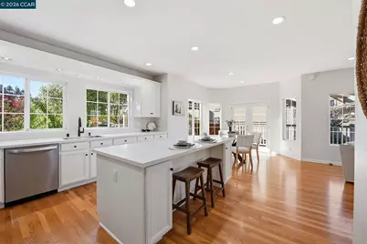 1 Bay Forest Pl, Oakland, CA 94611 - Photo 17