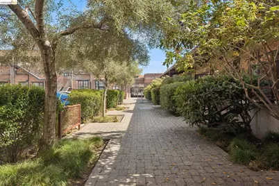 425 11th St #17, Oakland, CA 94606 - Photo 37