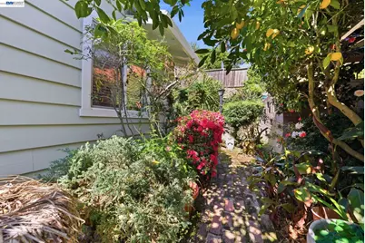 10000 Sigourney Ave, Oakland, CA 94605 - Photo 21