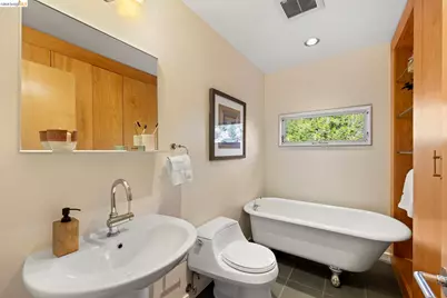 6476 Valley View Rd., Oakland, CA 94611 - Photo 27