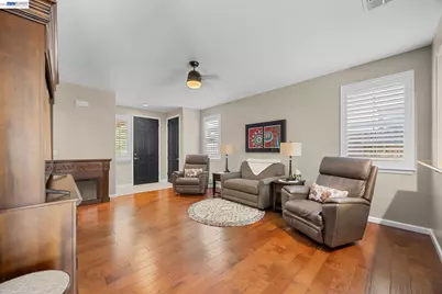 7417 Chatsworth Cir, Elk Grove, CA 95757 - Photo 5