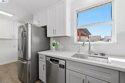 16311 Ria Dr, Ashland, CA 94578 - Photo 15