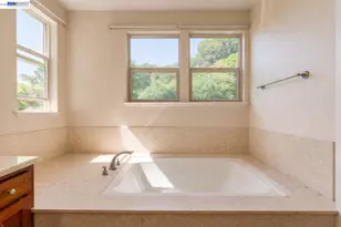 6401 Blue Rock Ct, Oakland, CA 94605 - Photo 17