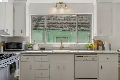 2063 Rosedale Ave, Oakland, CA 94601 - Photo 9