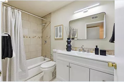 245 Montecito Ave #203, Oakland, CA 94610 - Photo 19