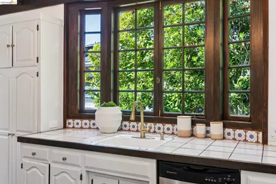 2615 La Cuesta Ave, Oakland, CA 94611 - Photo 19