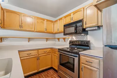1024 Fontana Dr, Alameda, CA 94502 - Photo 13
