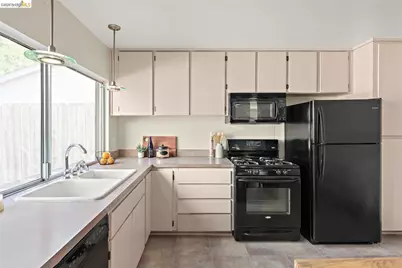 1144 Parkridge Dr, Richmond, CA 94803 - Photo 13
