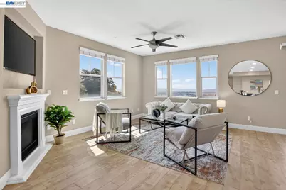 6523 Bayview Dr, Oakland, CA 94605 - Photo 13