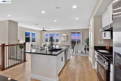 6523 Bayview Dr, Oakland, CA 94605 - Photo 7