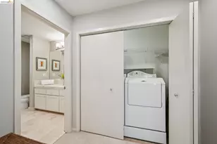 2929 Holyrood Dr, Oakland, CA 94611 - Photo 33