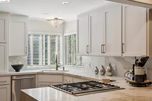 2929 Holyrood Dr, Oakland, CA 94611 - Photo 15