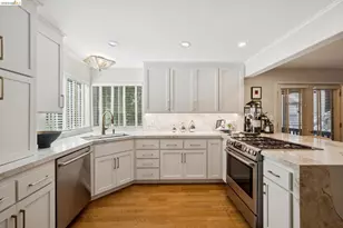 2929 Holyrood Dr, Oakland, CA 94611 - Photo 13