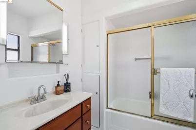 2328 Bartlett St, Oakland, CA 94601 - Photo 19