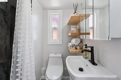 2328 Bartlett St, Oakland, CA 94601 - Photo 37