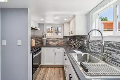 2328 Bartlett St, Oakland, CA 94601 - Photo 33