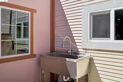 2328 Bartlett St, Oakland, CA 94601 - Photo 43