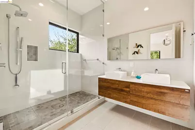 45 Homeglen Ln, Oakland, CA 94611 - Photo 33