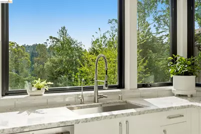 45 Homeglen Ln, Oakland, CA 94611 - Photo 23