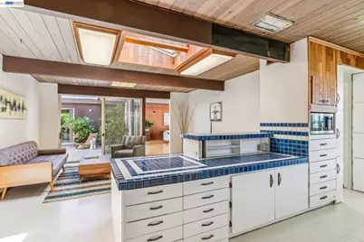 8077 Shay Dr, Oakland, CA 94605 - Photo 25