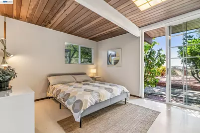 8077 Shay Dr, Oakland, CA 94605 - Photo 29