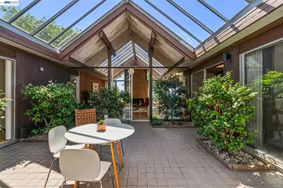 8077 Shay Dr, Oakland, CA 94605 - Photo 11