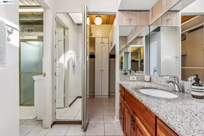 8077 Shay Dr, Oakland, CA 94605 - Photo 31