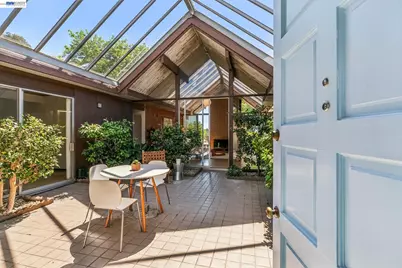 8077 Shay Dr, Oakland, CA 94605 - Photo 5