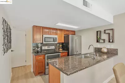 16 Town Sq Pl, Oakland, CA 94603 - Photo 11