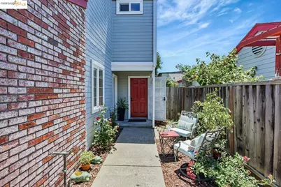 16 Town Sq Pl, Oakland, CA 94603 - Photo 3
