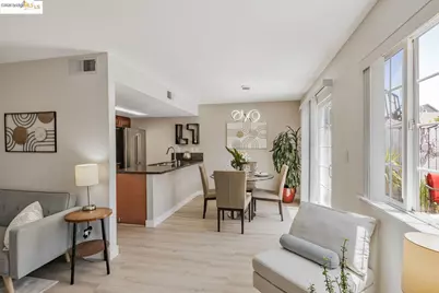 16 Town Sq Pl, Oakland, CA 94603 - Photo 5