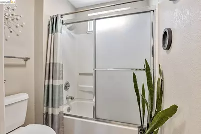 16 Town Sq Pl, Oakland, CA 94603 - Photo 21