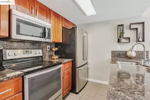 16 Town Square Pl, Oakland, CA 94603 - Photo 9