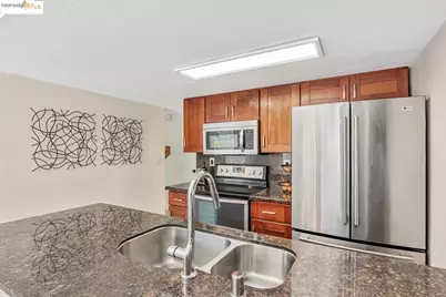 16 Town Sq Pl, Oakland, CA 94603 - Photo 9