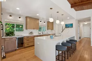6874 Chambers Dr, Oakland, CA 94611 - Photo 15