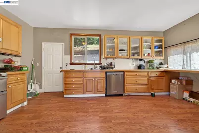 9012 Burr St, Oakland, CA 94605 - Photo 21
