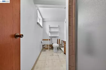 9012 Burr St, Oakland, CA 94605 - Photo 25