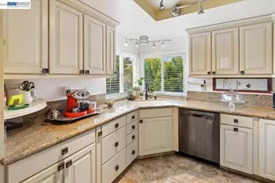 137 Parfait Ln, Alameda, CA 94502 - Photo 19